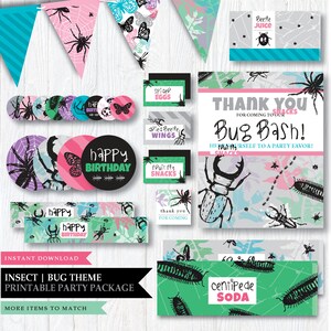 Può includere: Un pacchetto di feste stampabile con un tema di insetti e bug. Il design include banner, decorazioni per cupcake ed etichette alimentari con illustrazioni di ragni, farfalle e coleotteri. La combinazione di colori presenta accenti rosa, verdi e neri.