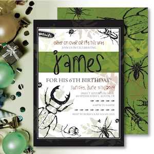Könnte beinhalten: Eine schwarze und grüne Geburtstagseinladung mit einem Insekten-Motiv. Die Einladung lautet "Creep on over or fly this way" und "Join us in celebrating James for his 6th birthday!" Die Einladung enthält auch das Datum, die Uhrzeit und den Ort der Party.