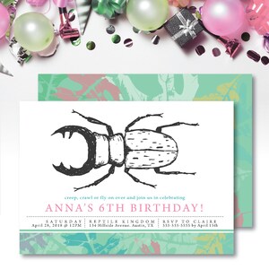 Può includere: Un invito di compleanno con un'illustrazione di scarabeo in bianco e nero. Il testo recita "ANNA'S 6TH BIRTHDAY!" con i dettagli dell'evento. L'invito ha un motivo a foglie verdi e rosa sul retro ed è circondato da decorazioni per feste.