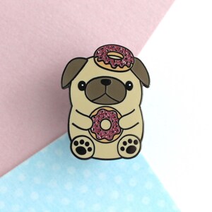 Donut liebender Mops Pin. Süßer Hund Donuts essend Emaille Pin. Geschenk für Hundeliebhaber. Süßer Mops Pin für Jacken und Rucksäcke. Witziger Hund Pin