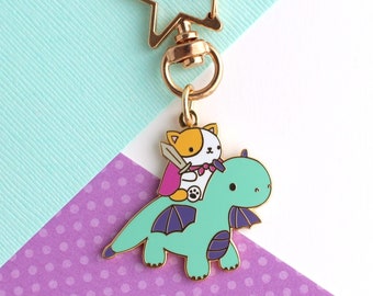 Katzen und Drachen Emaille Schlüsselanhänger (Türkis). Orange und weiße Katze Ritter reitenden niedlichen Drachen Keychain
