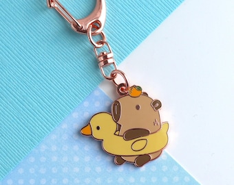 Capybara in Ente Floatie Emaille Schlüsselanhänger. Capybara mit Yuzu Schlüsselanhänger. Sommer Tier Charm. Capybara am Strand. Japan inspiriert Schlüsselanhänger