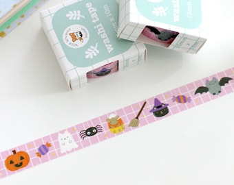 Puede incluir: Dos rollos de cinta washi de Halloween de color rosa y blanco con un patrón de cuadrícula. La cinta presenta imágenes de una calabaza, caramelos, un fantasma, una araña, un ratón, una bruja, una escoba y un murciélago. La cinta está empaquetada en cajas pequeñas con un diseño verde y blanco y el texto "washi tape" y "15 mm x 10 m".