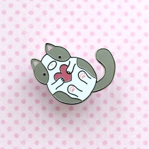Graue und weiße Katze Emaille Pin. Kätzchen Schmuck. Geschenk für Katzenliebhaber. Kawaii Katze Mode-Accessoire. Katzenflair. Süßer Herz Pin. Bicolor Katze Geschenk