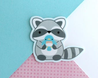 Vinylsticker wasbeer. Leuke dierensticker. Cadeau voor natuurliefhebber. Trash Panda laptop- of telefoonsticker. Toronto-cadeau. Wasbeer met blauwe vogel