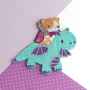 Katze reitender Drache gestickter Aufnäher. Katze Ritter auf Cute Green Dragon Patch. Geekiger Fantasy Aufnäher. Cooler Dinosaurier Aufnäher