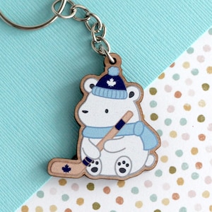 Eisbär spielen Hockey Holz Keychain. Toronto Sport Maskottchen. Ahornblatt-Bär Holz Schlüsselbund. Süßer Hockey Holzanhänger. Spaß Toronto Geschenk