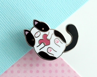 Pin de gato de esmoquin. Pin de gato esmaltado blanco y negro. Regalo para amantes de los gatos. Joyería de gato kawaii. Pin de gatito adorable.