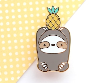 Emaille pin ananas luiaard. Luiaard cadeau. Fruitpin. Ananas sieraden. Liefhebber van luiaards. Grappige dierenspeld. Kawaii emaille pin. Leuke rugzak met speld