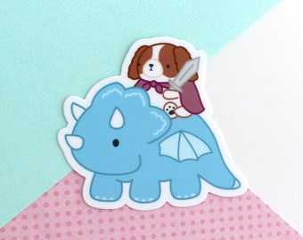 Hund auf Drachen Sticker. Niedlicher Cavalier King Charles Spaniel auf blauem Drachen. Fairy Tale Laptop Sticker. Dinosaurier Aufkleber. Triceratops Aufkleber