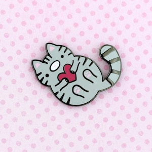 Graue Katze Emaille Pin. Hard Enamel Pin. Niedliches Katzen Geschenk. Süßer Emaille Pin. Katze Pin Anstecker. Niedliche Anstecknadel. Grau getigerte Katze Pin. Kitty Emaille Pin