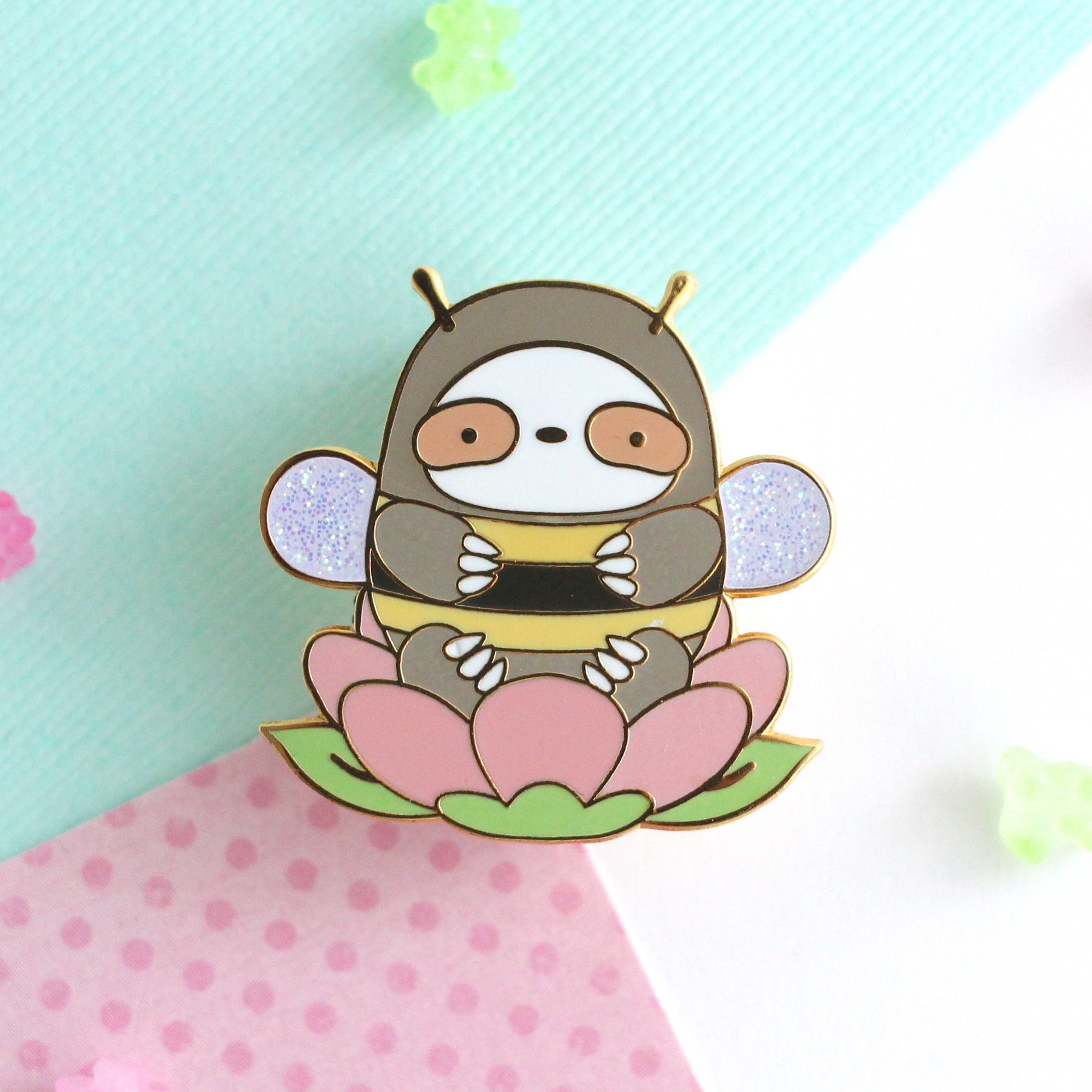 マルハナマケモノのエナメルピン。キラキラ輝くキュートなハチのピン