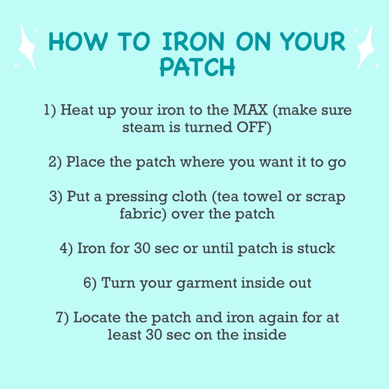 Puede incluir: Un gr&aacute;fico azul claro con el texto "HOW TO IRON ON YOUR PATCH" e instrucciones sobre c&oacute;mo planchar un parche. Las instrucciones incluyen calentar la plancha, colocar el parche y planchar durante 30 segundos.