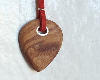 porte bonheur/amulette en bois précieux sculpté , Bois de rose, argent massif