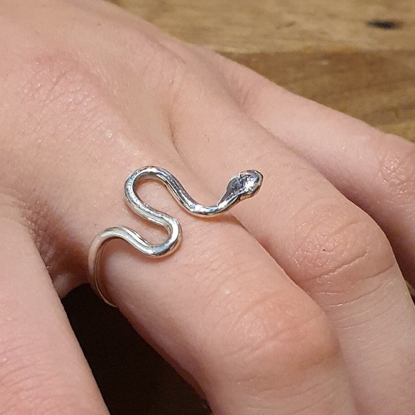 Bague serpent argent massif modele qui dresse la tete,  ajustable