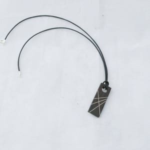 Collier unique homme en bois fin et moderne , ebene du mozambic, incrusté de traits de hetre image 3