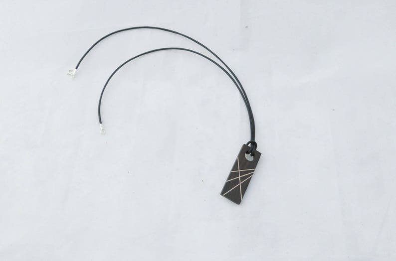 Collier unique homme en bois fin et moderne , ebene du mozambic, incrusté de traits de hetre image 3