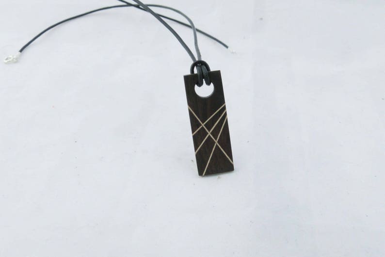 Collier unique homme en bois fin et moderne , ebene du mozambic, incrusté de traits de hetre image 4