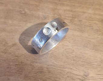 Bague anneau mixte et petits monticules en or fondu . Bague en argent massif. Artisanale et unique