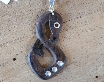 porte bonheur/amulette MAORI en bois précieux sculpté ,  argent massif