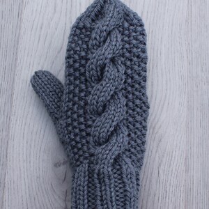 Womens cable knit wool mittens Gray