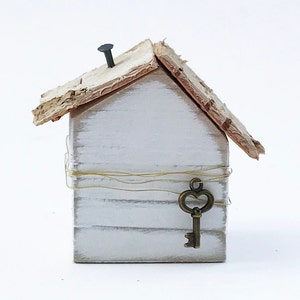 Cadeau de mariage avec breloque en bois La petite maison blanche