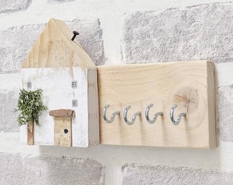 Porte-clés mural en bois rustique pour cadeaux personnalisés - Cet article est personnalisé / Dans la couleur de votre choix