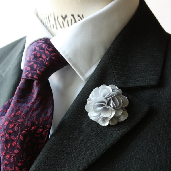 Fleur à la boutonnière pour Homme, Fleur en Satin Gris Argent, boutonnières pour homme dandy, boutonnière Mariage, Marié, garçons d'honneur