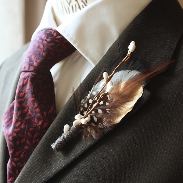 Boutonnière Marié en plumes, Boutonnière pour Homme dandy, Boutonnières homme élégant, boutonnière Mariage, Boutonnières garçons d'honneur