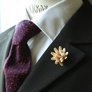 Daisy flower Lapel Pin for Men, wedding boutonniere, Light Yellow Alcantara®, men flower lapel pin for Dapper Men, Groom & Groomsmen