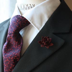Boutonniere für Männer, Sukkulente Blume Alcantara® Bordeaux, Dandy Boutonniere, Hochzeitsboutonniere, Bräutigam & Trauzeugen