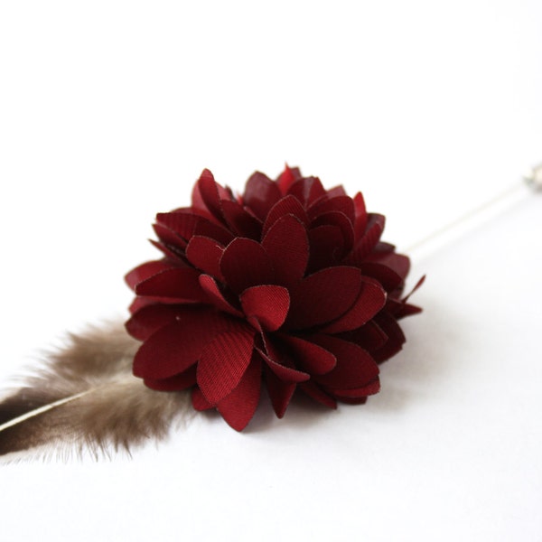 Fleur à la Boutonnière - Dahlia Bordeaux et plume de Coq de Sonnerat - Homme dapper dandy - Mariage & grandes occasions.