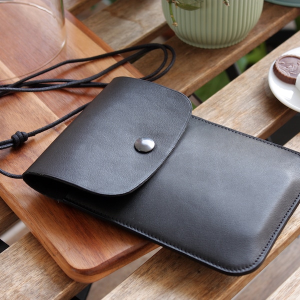 Leather smartphone bag in black color with flap closure for all smartphones