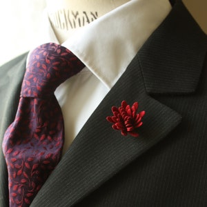 Daisy flower Lapel Pin for Men, wedding boutonniere, Crimsom Red Alcantara®, men flower lapel pin for Dapper Men, Groom & Groomsmen