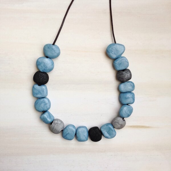 Collar de abalorios de arcilla azul plateado / azul joyas de bolas de arcilla de polímero / / Blue collar / / azul de la plata / / hermoso regalo para mamá