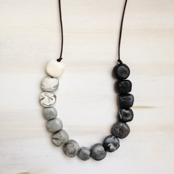 Collar blanco y negro / / joyería de grano de arcilla de polímero joyería de cuentas / / piedra / regalo para ella / / Bohemia joyería / regalo para ella / / regalo para mamá
