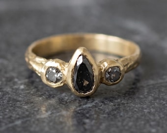 Anillo de oro de 10k con tres piedras: diamantes negros y sal y pimienta, banda con textura orgánica, talla 6.25.