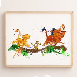 Può includere: Dipinto ad acquerello di Simba, Pumbaa e Timon de Il Re Leone. I personaggi corrono su un paesaggio verde e marrone con schizzi di acquerello colorati sullo sfondo.
