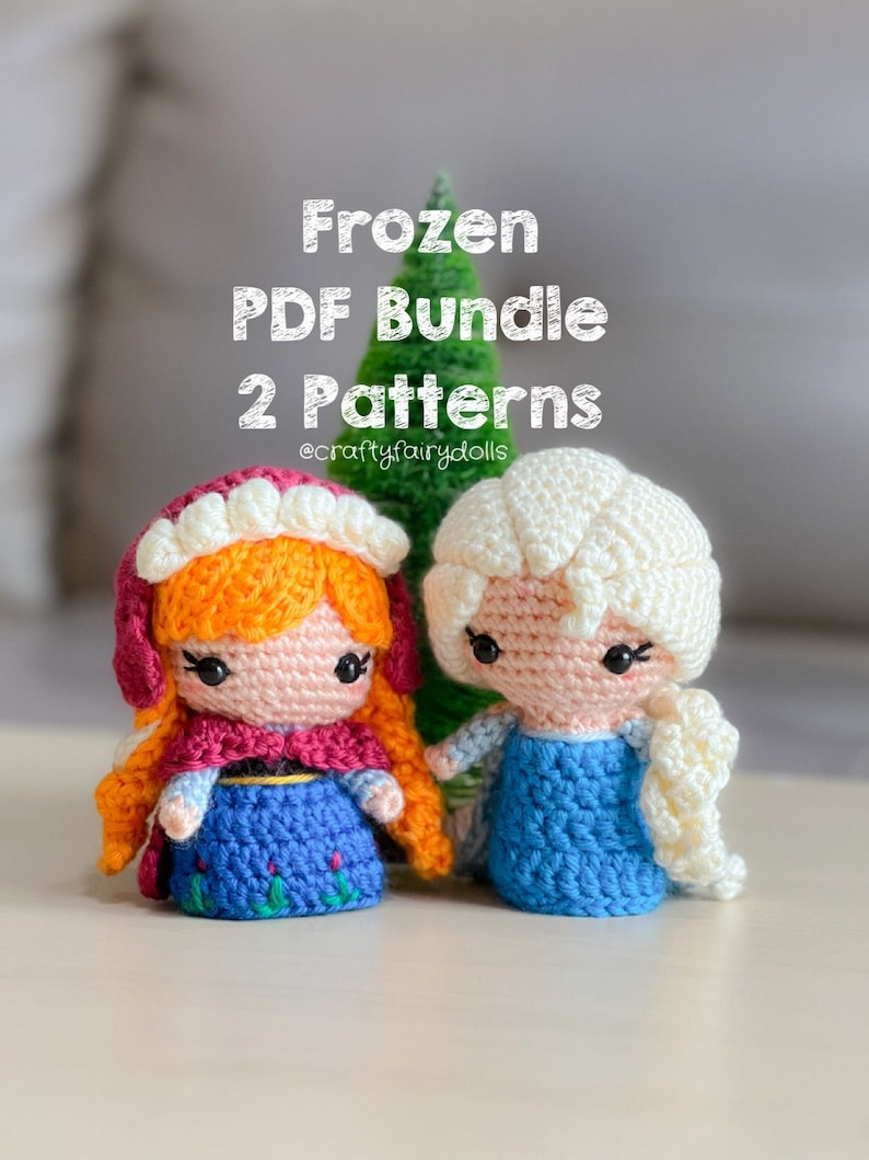 Puede incluir: Dos mu&ntilde;ecas Frozen de crochet, una con un vestido rojo y azul y cabello naranja, la otra con un vestido azul y cabello rubio. Las mu&ntilde;ecas est&aacute;n sentadas sobre una superficie blanca con un &aacute;rbol verde detr&aacute;s de ellas. El texto "Frozen PDF Bundle 2 Patterns @craftyfairydolls" est&aacute; por encima de las mu&ntilde;ecas.