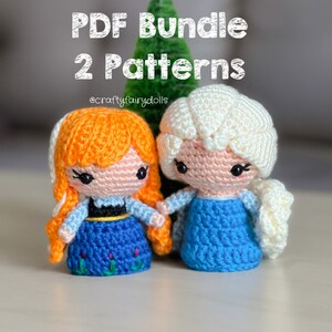 Puede incluir: Paquete de patrones PDF de crochet para hacer dos personajes de Frozen: Anna y Elsa. Las mu&ntilde;ecas se toman de la mano y est&aacute;n hechas con hilo azul, blanco y naranja.