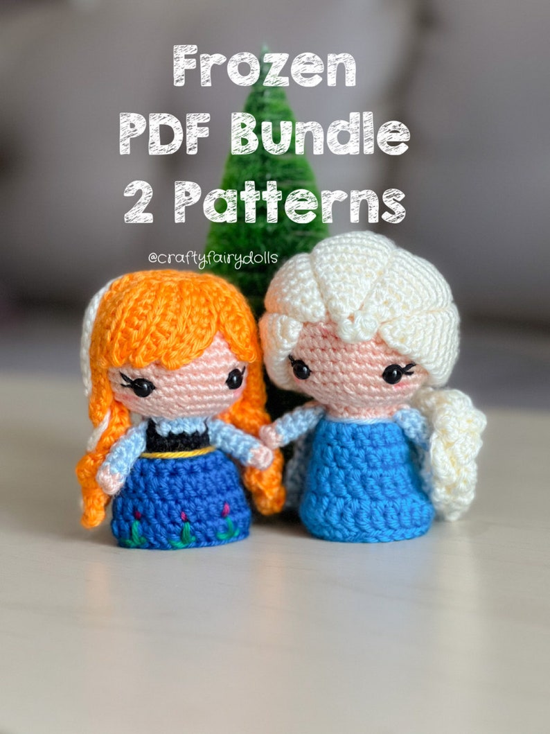 Puede incluir: Paquete de patrones PDF de crochet para hacer dos personajes de Frozen: Anna y Elsa. Las mu&ntilde;ecas se toman de la mano y est&aacute;n hechas con hilo azul, blanco y naranja.