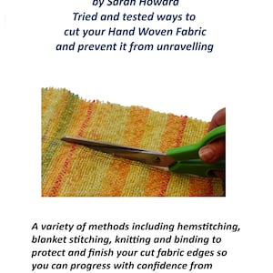Puede incluir: Primer plano de una mano sosteniendo unas tijeras verdes cortando una tela a rayas amarillas y naranjas. El texto "Cutting Without Fear" está en la parte superior de la imagen. El texto "Tried and tested ways to cut your Hand Woven Fabric and prevent it from unravelling" está debajo de la imagen.