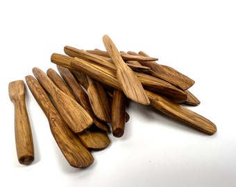 Kleiner Kosmetikspatel aus Holz als Applikator