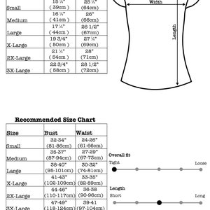 Pu&ograve; includere: Una tabella di taglie per t-shirt attillate con misure in pollici e centimetri. La tabella include le misure di busto, vita e lunghezza per le taglie dalla S alla 3XL. La tabella include anche una guida per la vestibilit&agrave; generale e la lunghezza, con opzioni per attillato, largo, corto e lungo.