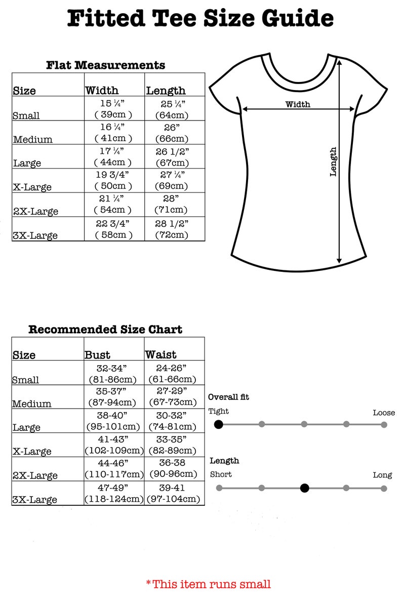 Pu&ograve; includere: Una tabella di taglie per t-shirt attillate con misure in pollici e centimetri. La tabella include le misure di busto, vita e lunghezza per le taglie dalla S alla 3XL. La tabella include anche una guida per la vestibilit&agrave; generale e la lunghezza, con opzioni per attillato, largo, corto e lungo.