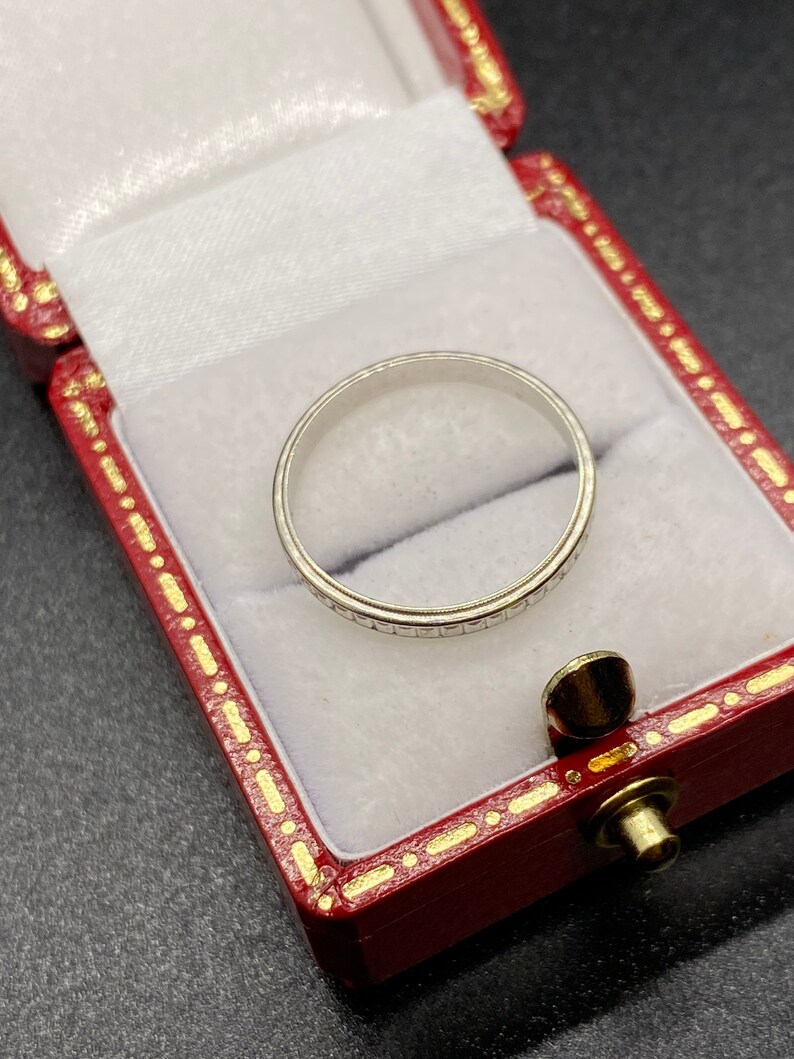 18k White Gold Wedding Band Size 5.5