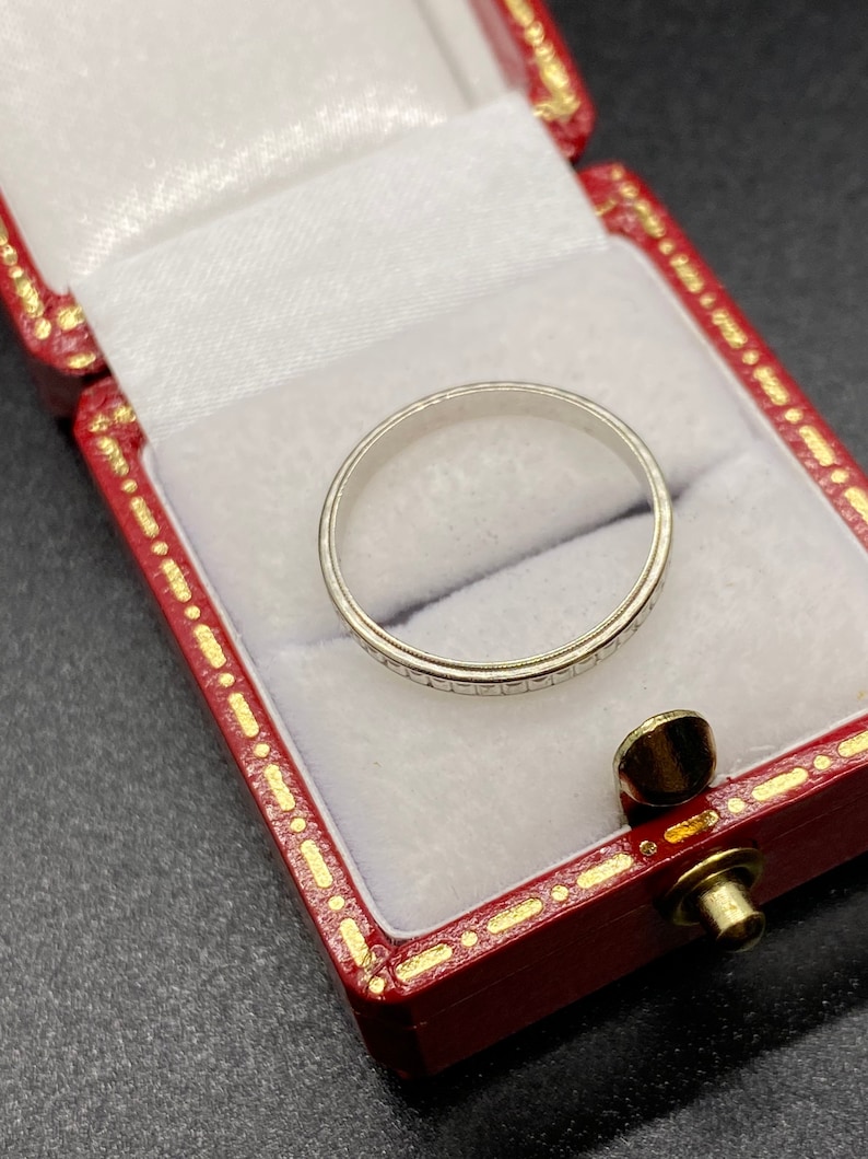 18k White Gold Wedding Band Size 5.5
