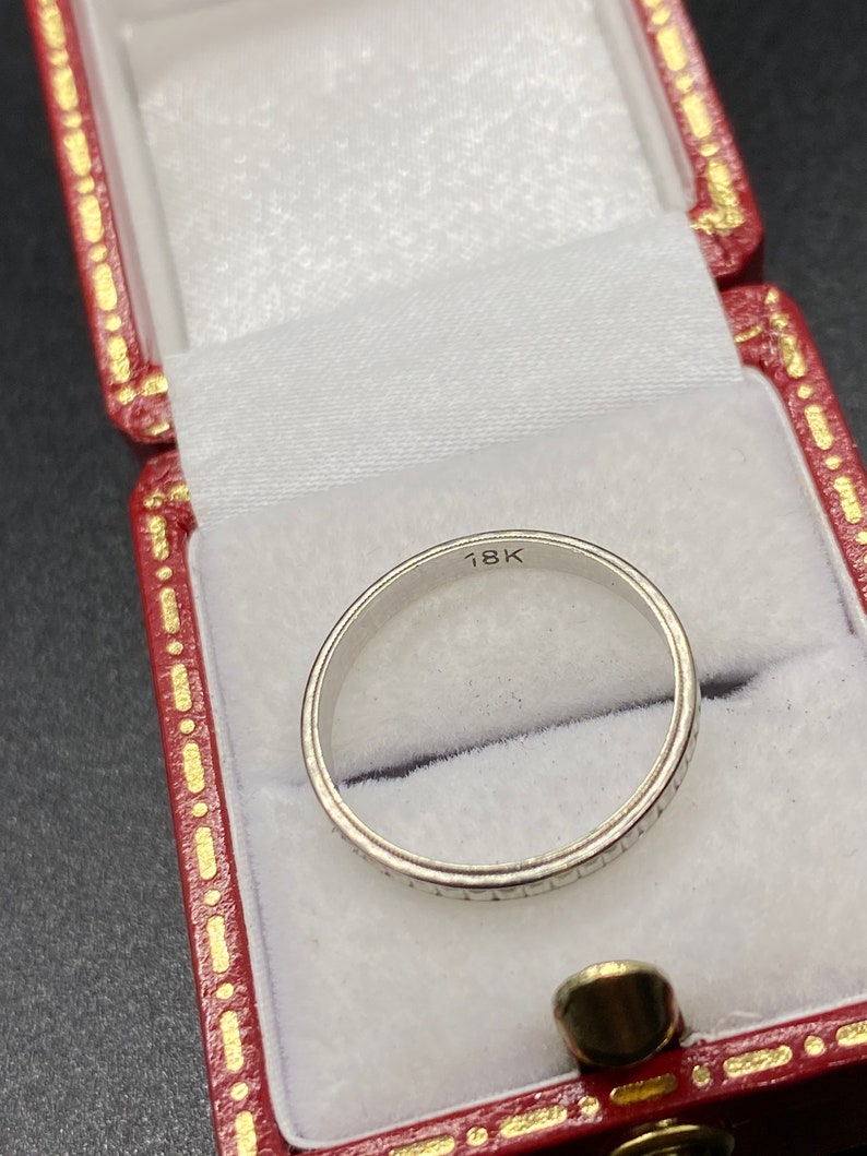 18k White Gold Wedding Band Size 5.5
