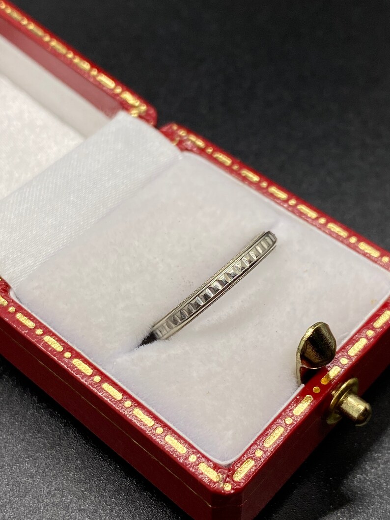 18k White Gold Wedding Band Size 5.5