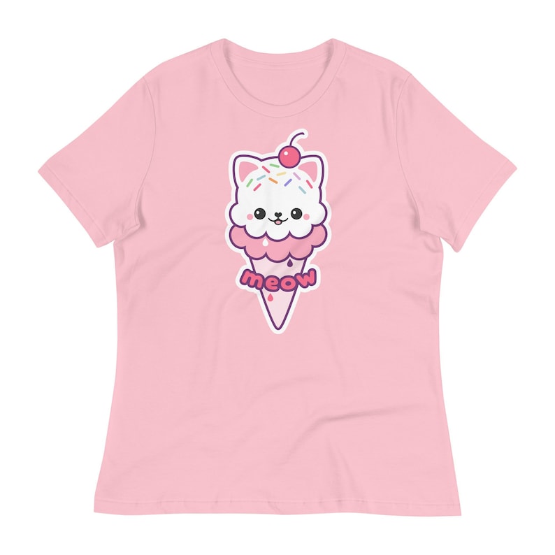 K&ouml;nnte beinhalten: Hellrosa T-Shirt mit einem Cartoon-Eiswaffel-Katzen-Design. Das Eis hat Streusel, eine Kirsche und das Wort "meow". Das T-Shirt ist aus einem weichen Material. Ein lustiges, l&auml;ssiges Oberteil.
